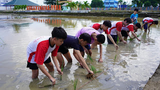 Pelajar SMP Makassar Jelajahi Dunia Pertanian dalam Outing Class di UPT Kementan