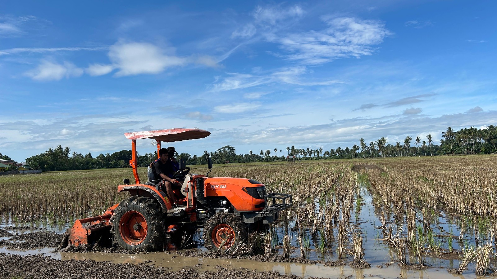 Brigade Pangan di Sidenreng Rappang Maksimalkan Bantuan Alsintan untuk Olah Lahan