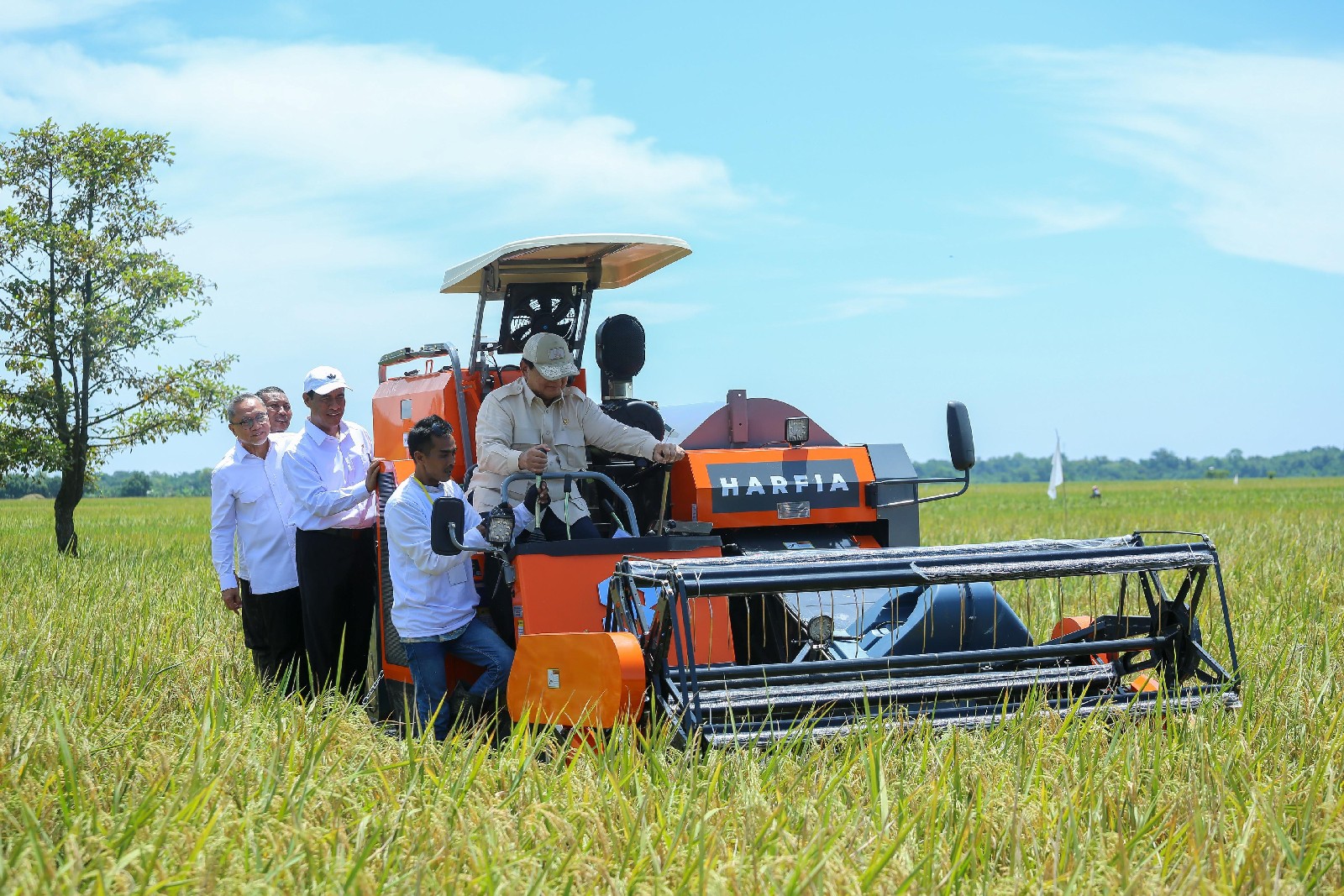 Presiden Prabowo Pimpin Panen Raya Sebut Petani Jadi Pahlawan Bangsa